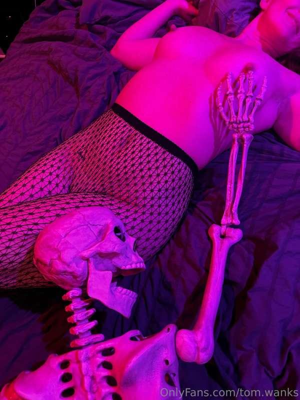 When I have to wait for @scarletvixen420 to answer all of yo..