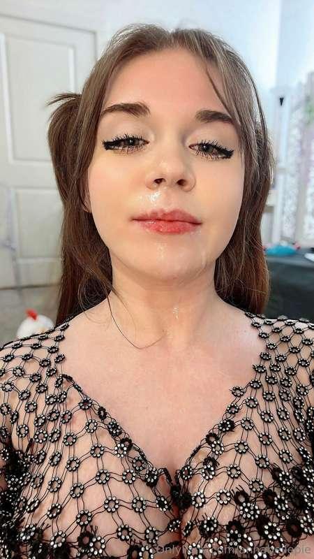 My facial pictures with cum on my face and tongue 💦 I stick ..