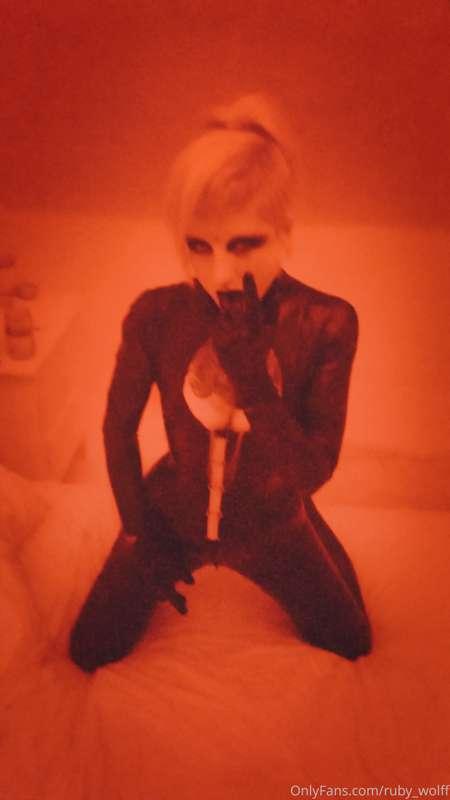 :: RED LIGHTS :: BLACK LATEX :: SHINY RUBY ::