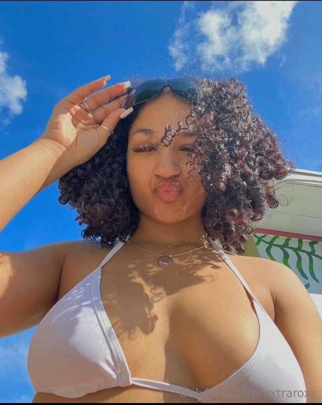 MY BEST FRIEND JUST STARTED AN ONLYFANS!! PLEASE SUB TO HER ..