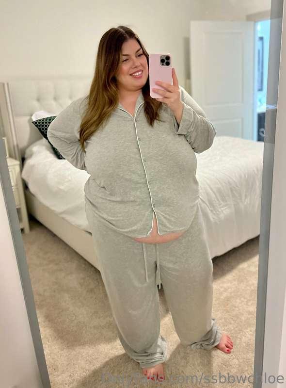 My belly keeps my nice and warm but I’d rather you did 😘