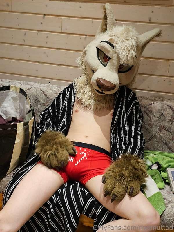 Merry yiffmass y'all! ~

Join me in the sauna would ya?

(vi..