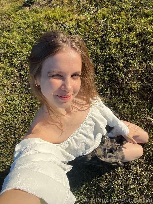 The warm weather invites us to spend more time outdoors.🌞🤍 W..