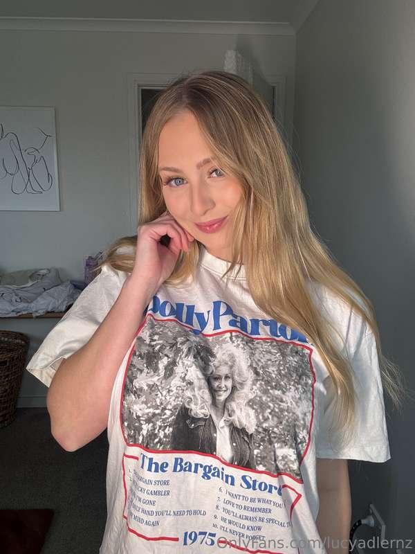 I love Dolly Parton! Shes such an icon right?