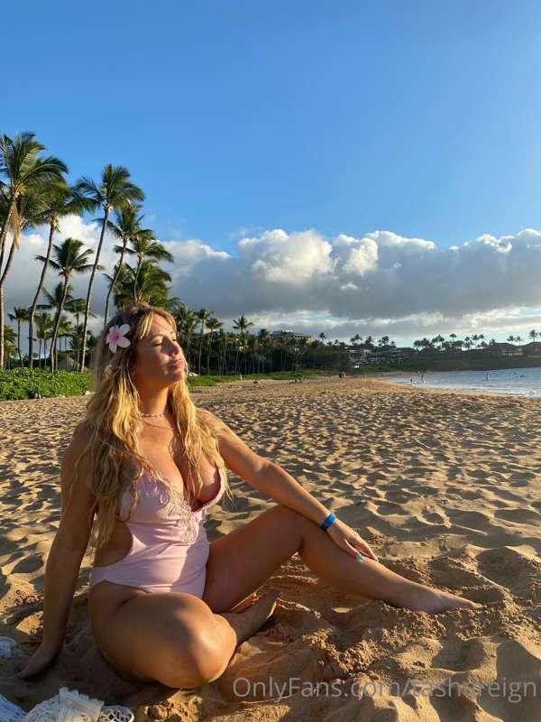 Escape with me to a love island and reign it 💕😍