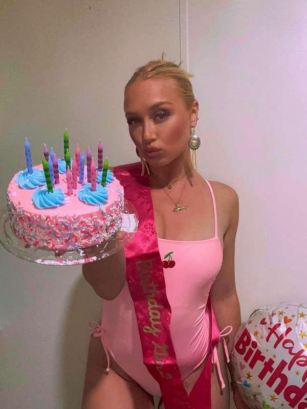 Hale yeah it's my bday!!! Who wants some cake? 🎂🎉