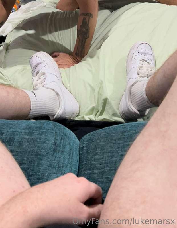 4 mins of verbal trainer, sock and foot worship! He fucking ..