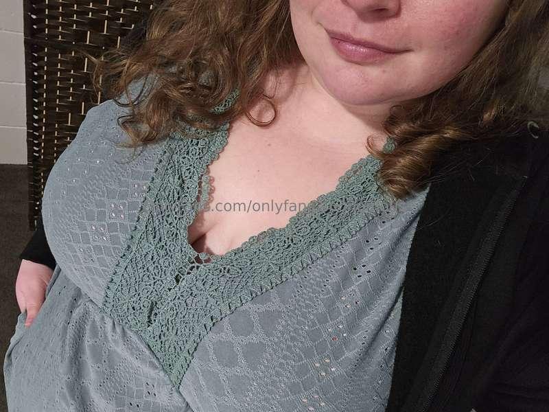 Do I look cute in green?   Online for the next couple hours,..