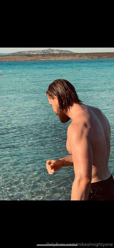 I Need holidays 😋