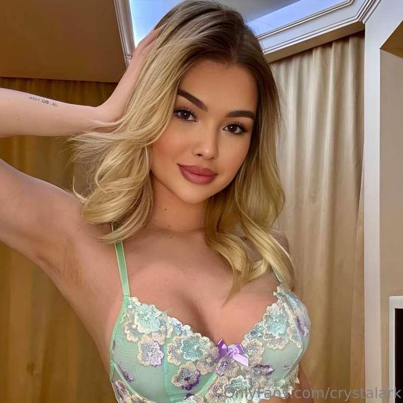 A cutie, a hottie, a door of all your wishes! This girl @lau..