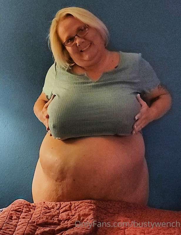 Hey there my lovely subs! Hump day is here! Got anyone you w..