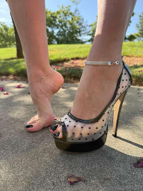 Look on my sexy toes 😍