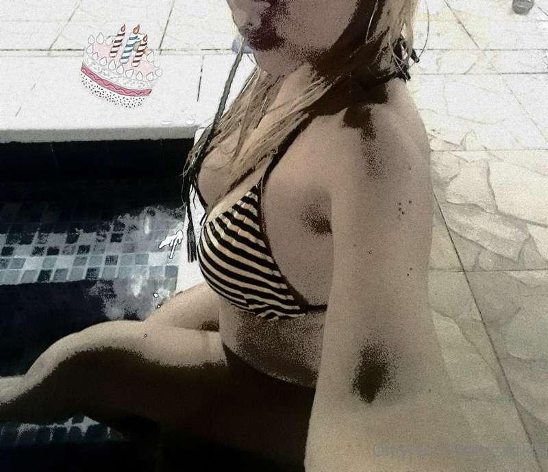 ENJOYING A NICE NIGHT AT THE POOL💏