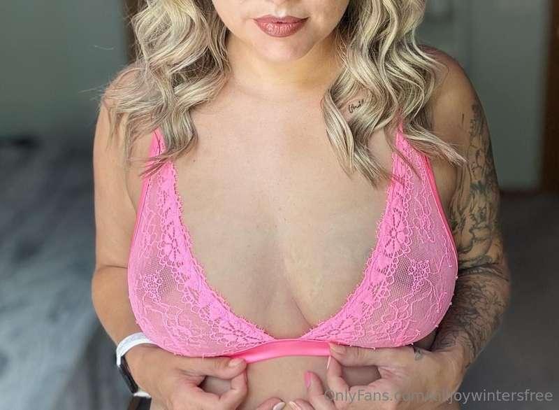 Help this lonely girl next door! @beachhousebabe is differen..