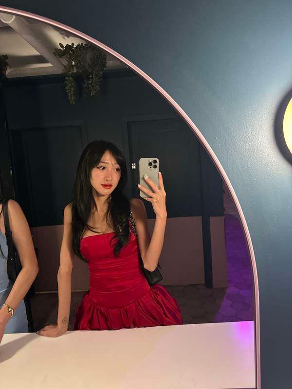 Can’t get enough of this red dress 👀