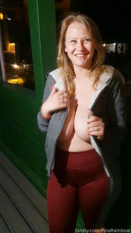 It is really very satisfying and relaxing when after a whole day in the mountains, I can go out on the terrace on a warm night like this and just relax ;-) Kisses and have a nice Sunday :-) #polarainbow #tits #bigtits #hugetits #boobs #bigboobs #hugeboobs #bigareolas #ghostnipples #hugemilkers #largebreasts #breasts #busty #paletits #palegirl #cleavage #smile #nsfw #hot #sexy #slavicgirl  #curvy #pawg #thighs #thickthighs #thick
#publicflashing #public #flashing #outdoor #outdoorrecreations #leggins #yogapants