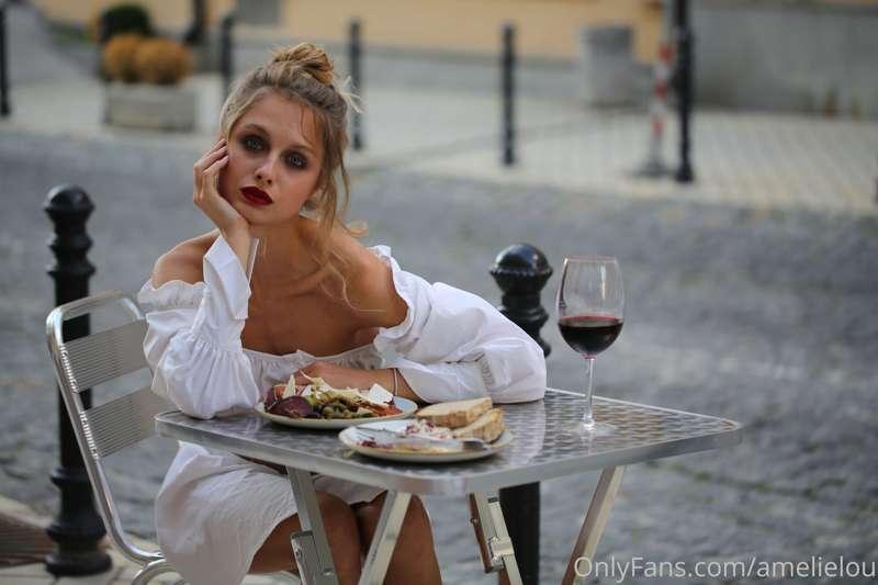 Delicious meal but I had to pose!!😂 I wish I could drink tha..