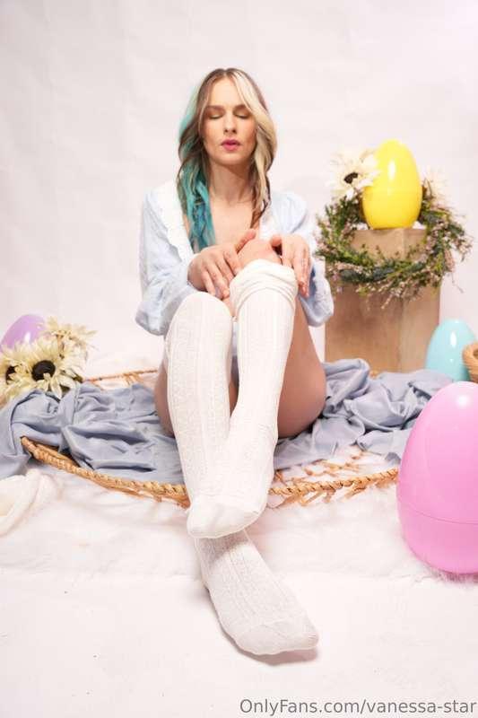 I keep going… watch me show you my beautiful feet and pull t..