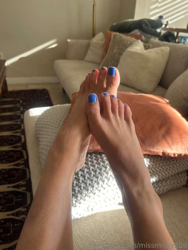 Blue toes, neutral nails— the winning combo 💙🤍