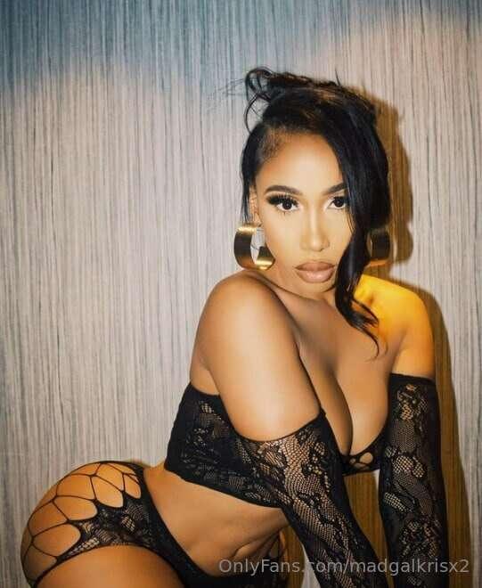 Do I look good in this black lingerie babe?🤭💦