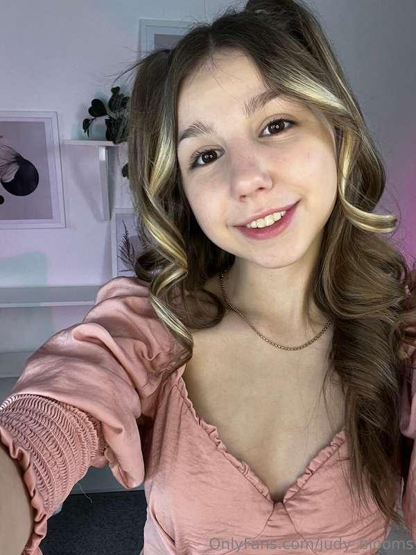 Do you like my curly hair?💕💕