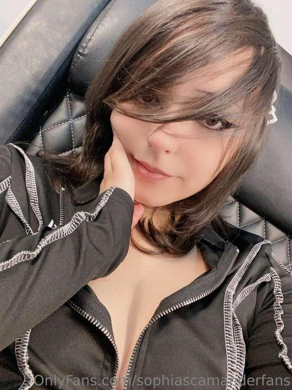 ⚰️ 👻 
My breasts look so hot in these pictures! ><