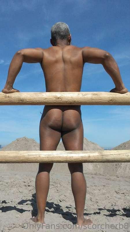 Happy Hump Day!  #beard #musculardaddy #gay #feet #gaycruisi..