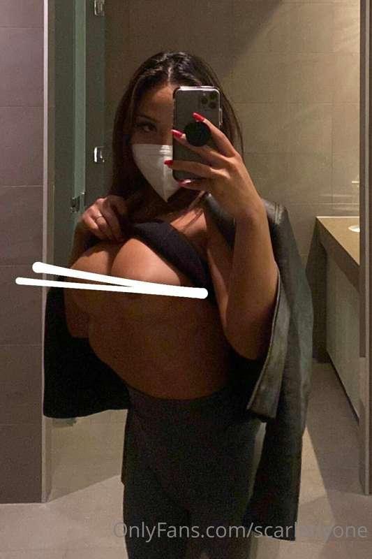 Flashing you in public places 😏 Free pic sent to your inbox,..