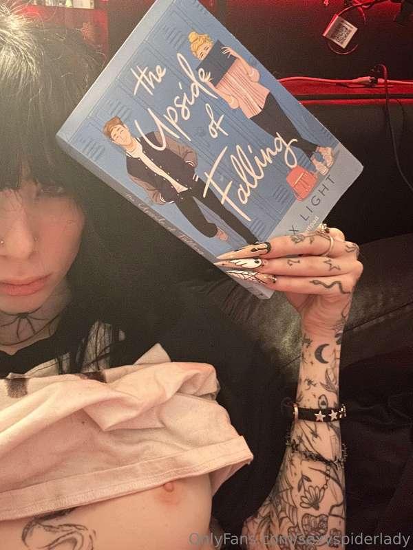 what do ya know… a pornstar who loves romance novels😌