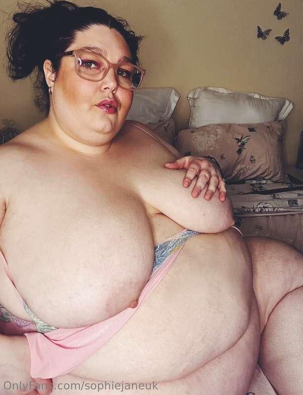 Just showing off my curves🩷