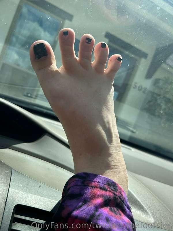 Someone is in need of a pedicure 🤭
If you would like to trea..