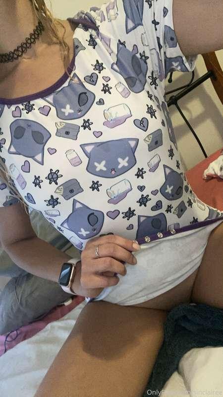 🎀 Daddy loves when Babygirl sends him pics of naughty peak a..