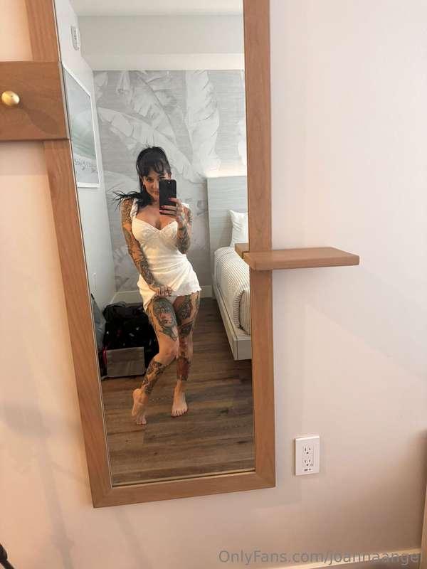 Feeling like an angel in white 😇 don't get used to it 😂 