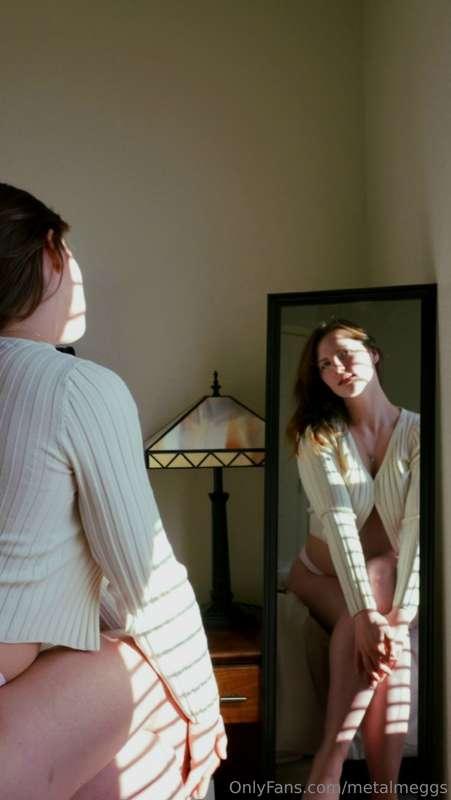 Double trouble 🎀
(Fun mirror shots in a cozy revealing sweat..