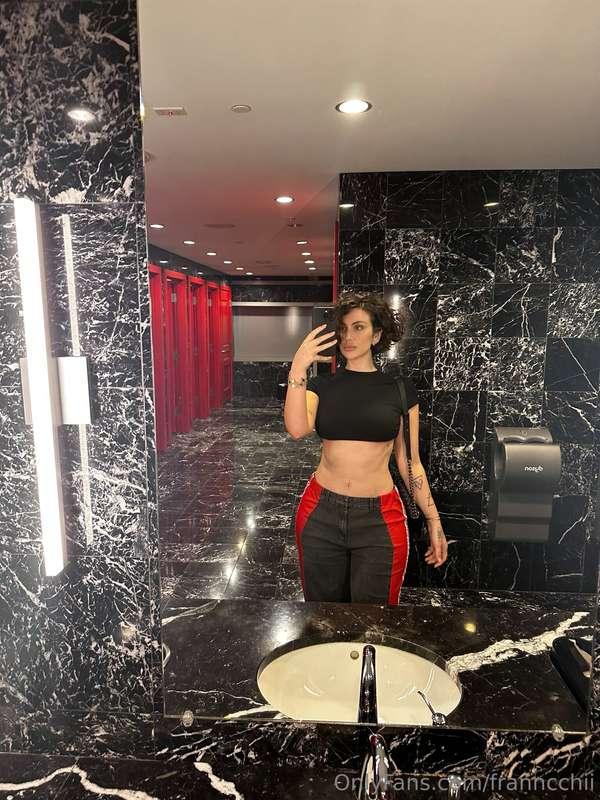 Got this hole bathroom to myself right now, just saying😜
