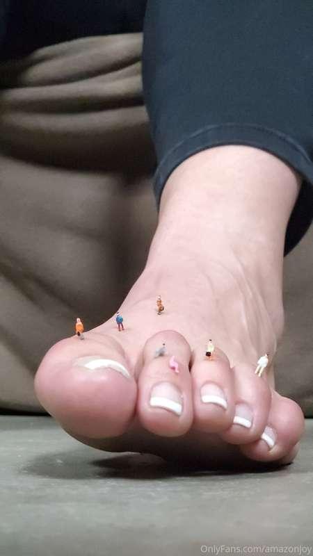 Ugh, no wonder I was so itchy on my feet!😒 Tiny people every..