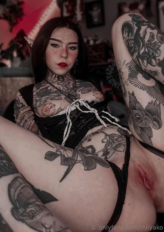 Do you want this elf babe in your bed everyday?🖤🥀