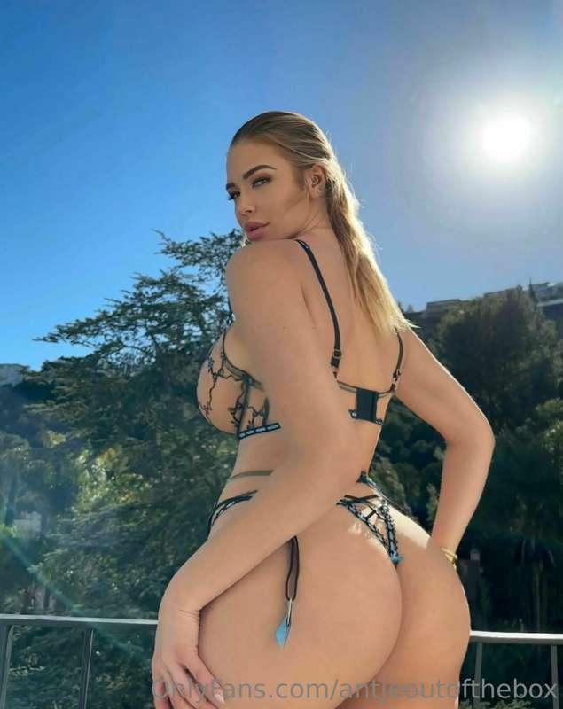 Do you like the view? 😉 ...Dm me back for an even better one..