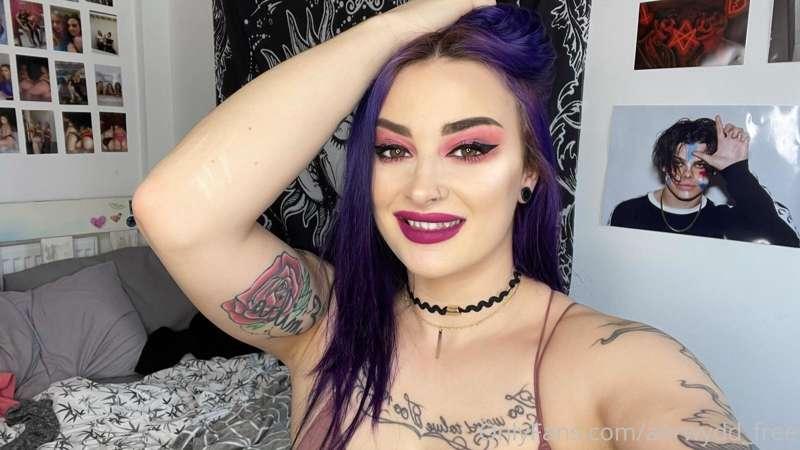 Go and check out this HOT, tattooed, alt girl’s page! 😍😍 @vi..