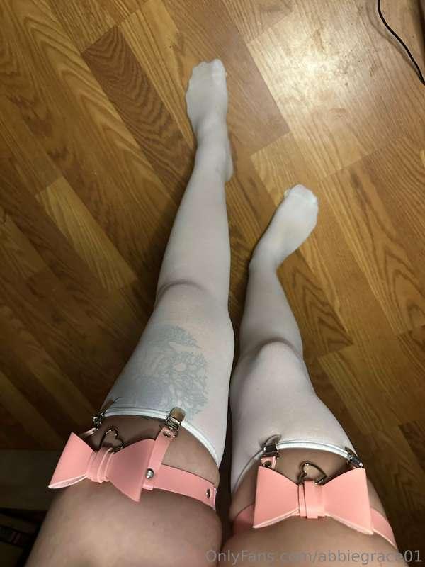 Got some new garters, I’m kinda obsessed 💕