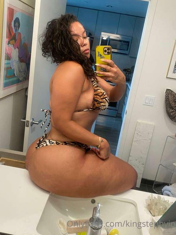 Leave a like if you rather me sit this ass on your face👅💦