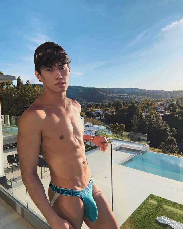 A quiet pause above the city.