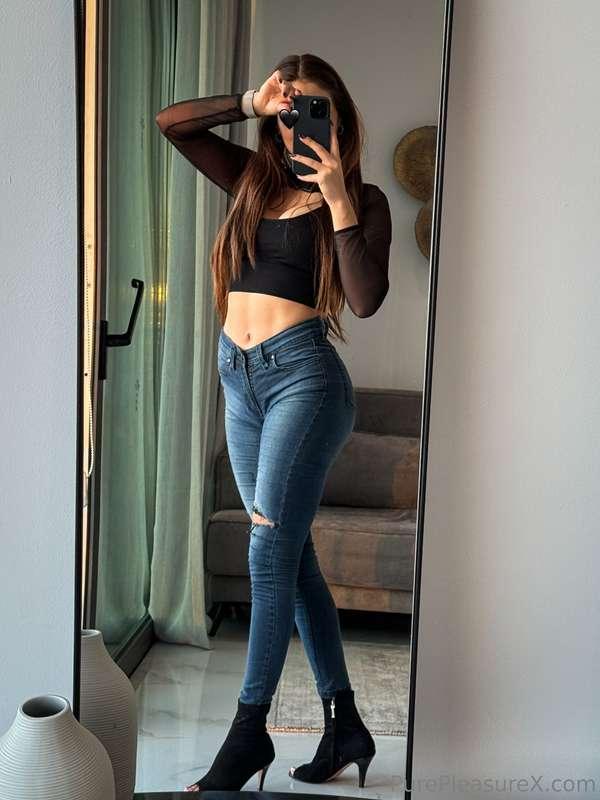 Can anyone guess what I'm hiding in my jeans? 😩