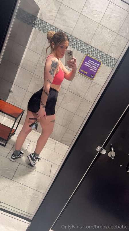 Leg day = booty gains = extra stares. 🍑👀
