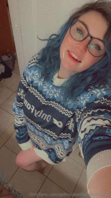 I’m obsessed with this sweater 💙💙