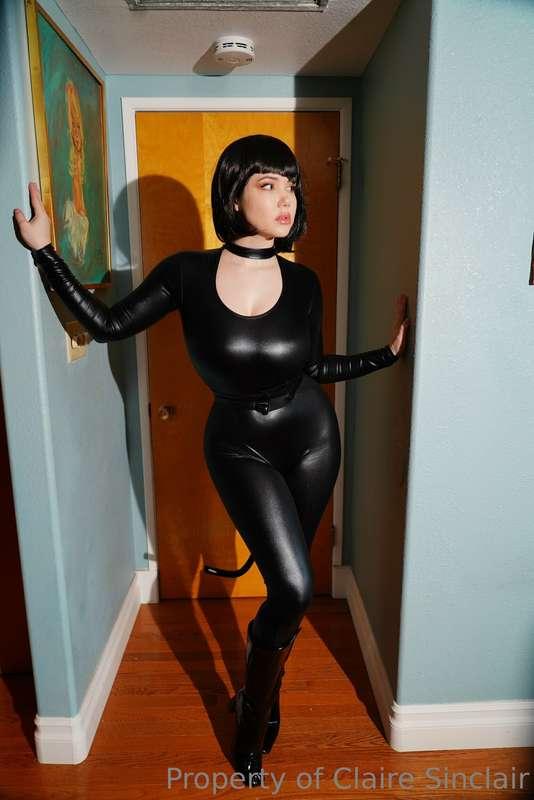 Who wants to see me take off my catsuit and show you my beau..