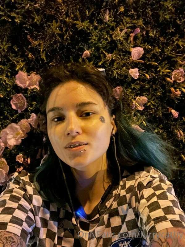 We can fall into this flower bush together, there's no one h..