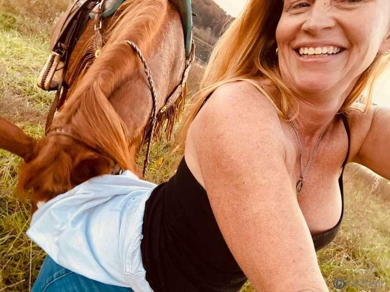 Even my horses like to rub on my ass.....🤣🤣😋
