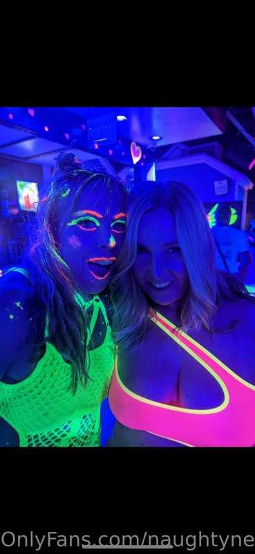 Let’s glow crazy @lita_hughes ❤️