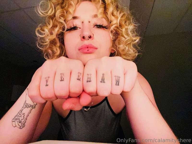 incase you ever wondered what my hands say 😈🤠 

GOOD MORNING..